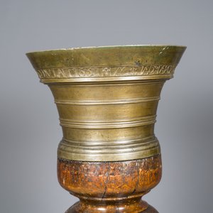 A large French bronze mortar and pestle on its carved oak base, dated 1631 — 照片 7