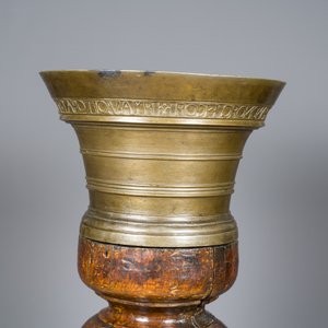 A large French bronze mortar and pestle on its carved oak base, dated 1631 — 照片 9