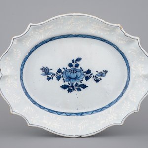 A large French faience blue and white oval dish, Saint-Omer, 18th C. — 照片 1