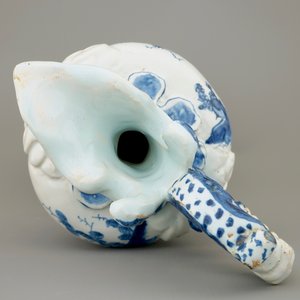 A large French faience blue and white relief-decorated jug, 18th C. — 照片 7