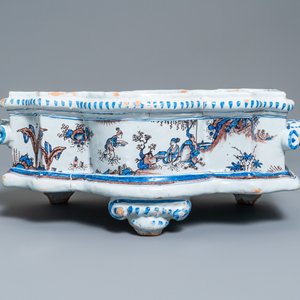 A large French faience chinoiserie jardinière in blue, white and manganese, Nevers, 17th C. — 照片 4