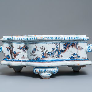 A large French faience chinoiserie jardinière in blue, white and manganese, Nevers, 17th C. — 照片 6