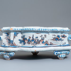 A large French faience chinoiserie jardinière in blue, white and manganese, Nevers, 17th C. — 照片 8