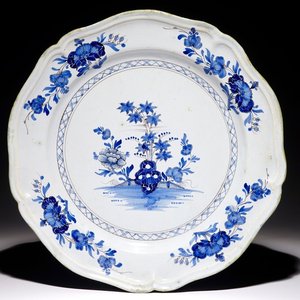A large French faience Delft style dish, Saint Amand, 18th C. — 照片 1