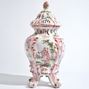 A large French faience reticulated pot pourri vase and cover in the style of Marseille, 19th C. — 照片 3