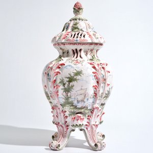 A large French faience reticulated pot pourri vase and cover in the style of Marseille, 19th C. — 照片 4