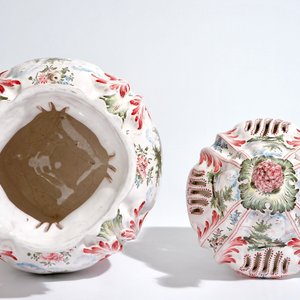 A large French faience reticulated pot pourri vase and cover in the style of Marseille, 19th C. — 照片 5