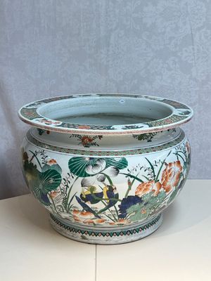 A large French famille verte-style 'Lotus Pond with Birds' fish bowl or jardinière, Samson, Paris, 19th C. — 照片 3