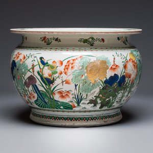 A large French famille verte-style 'Lotus Pond with Birds' fish bowl or jardinière, Samson, Paris, 19th C. — 照片 1