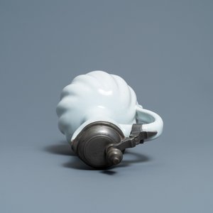 A large gadrooned white Dutch Delftware jug with pewter cover, 17th C. — 照片 6