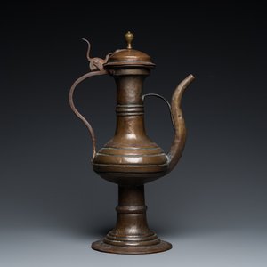 A large German brass ewer and cover, Nuremberg, 15th C. — photo 2