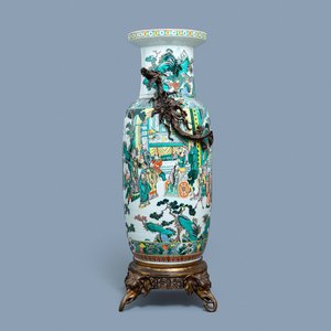 A large gilt bronze-mounted Chinese famille verte rouleau vase, 19th C. — 照片 1