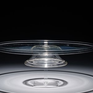 A large glass tazza on low foot, England, 17/18th C. — 照片 1