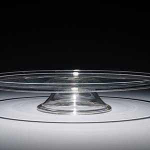 A large glass tazza on low foot, England, 17/18th C. — 照片 4