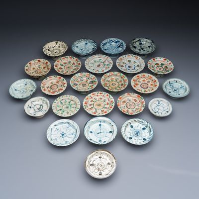 A large group of 24 blue, white and Bencharong tazzas for the Thai market, 19th C.