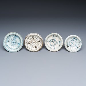 A large group of 24 blue, white and Bencharong tazzas for the Thai market — foto 11