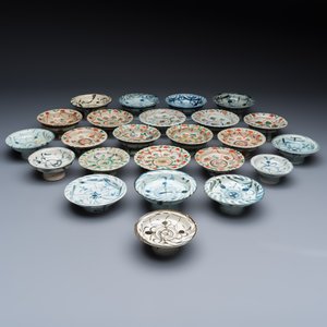 A large group of 24 blue, white and Bencharong tazzas for the Thai market — foto 2