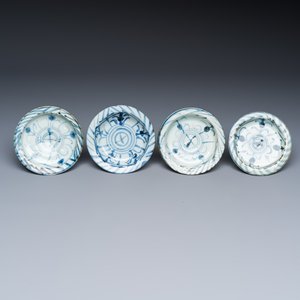 A large group of 24 blue, white and Bencharong tazzas for the Thai market — foto 7