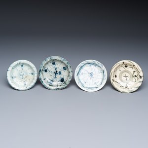 A large group of 24 blue, white and Bencharong tazzas for the Thai market — foto 9