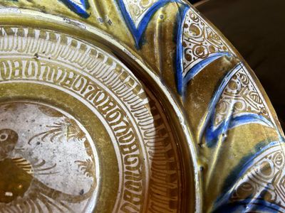 A large Hispano-Moresque lustre-glazed dish with a central bird medallion, Spain, 16th C. — 照片 5
