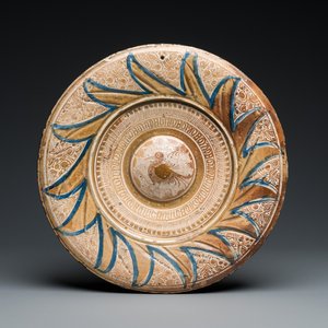 A large Hispano-Moresque lustre-glazed dish with a central bird medallion, Spain, 16th C. — 照片 1