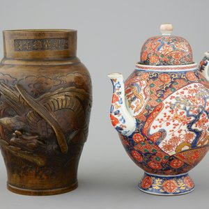 A large Imari teapot and a bronze vase decorated with birds, Japan, Meiji, 19th C. — photo 1