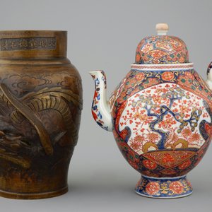 A large Imari teapot and a bronze vase decorated with birds, Japan, Meiji, 19th C. — photo 2