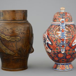 A large Imari teapot and a bronze vase decorated with birds, Japan, Meiji, 19th C. — photo 3