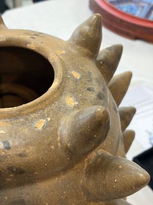 A large inscribed Chinese spiked funerary jar and cover, Northern Song, dated 1026 — foto 12
