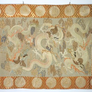A large interesting Chinese dragon tapestry with gold wire, 18/19th C. — foto 1