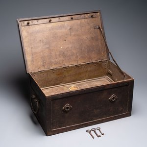 A large iron strongbox with three keys, France or Germany, 19th C. — photo 1