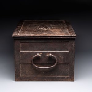 A large iron strongbox with three keys, France or Germany, 19th C. — photo 3