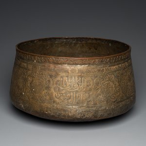 A large Islamic engraved bronze basin with calligraphic design, probably Egypt, 18/19th C. — 照片 1