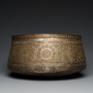 A large Islamic engraved bronze basin with calligraphic design, probably Egypt, 18/19th C. — 照片 4