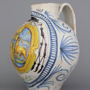 A large Italian armorial jug with the coat of arms of Cardinal Scipione Borghese, Sicily (?), 17th C. — photo 2