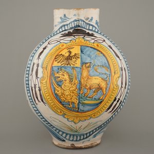 A large Italian armorial jug with the coat of arms of Cardinal Scipione Borghese, Sicily (?), 17th C. — photo 6