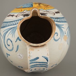 A large Italian armorial jug with the coat of arms of Cardinal Scipione Borghese, Sicily (?), 17th C. — photo 7