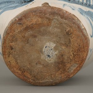 A large Italian armorial jug with the coat of arms of Cardinal Scipione Borghese, Sicily (?), 17th C. — photo 8