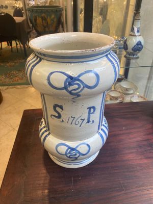 A large Italian blue, white and manganese albarello drug jar inscribed Charitas, probably Savona, dated 1767 — 照片 3