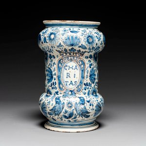 A large Italian blue, white and manganese albarello drug jar inscribed Charitas, probably Savona, dated 1767 — 照片 1