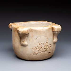 A large Italian carved marble 'Memento Mori' apothecary mortar, 17th C. — 照片 1
