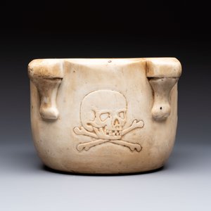 A large Italian carved marble 'Memento Mori' apothecary mortar, 17th C. — 照片 2