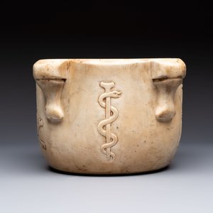 A large Italian carved marble 'Memento Mori' apothecary mortar, 17th C. — 照片 3