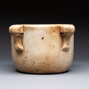 A large Italian carved marble 'Memento Mori' apothecary mortar, 17th C. — 照片 5