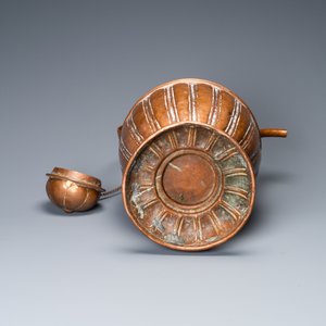 A large Italian copper ewer and cover, 17th C. — photo 7