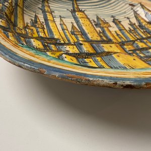 A large Italian maiolica dish with a view on San Gimignano, Deruta, 16/17th C. — photo 12