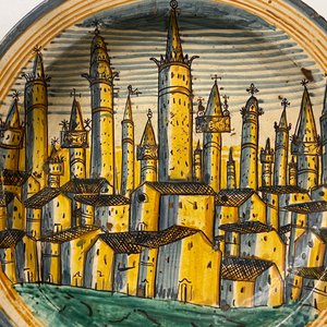 A large Italian maiolica dish with a view on San Gimignano, Deruta, 16/17th C. — photo 8