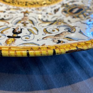 A large Italian maiolica dish with the arms of Cardinal Toschi, Deruta, dated 1609 — 照片 11