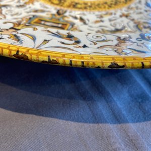 A large Italian maiolica dish with the arms of Cardinal Toschi, Deruta, dated 1609 — 照片 12