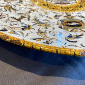 A large Italian maiolica dish with the arms of Cardinal Toschi, Deruta, dated 1609 — 照片 15